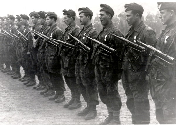 Наградени парашутисти след боевете при Стражин, октомври 1944 г.